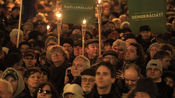 Orbánova nová ústava vyhnala Maďary do ulic