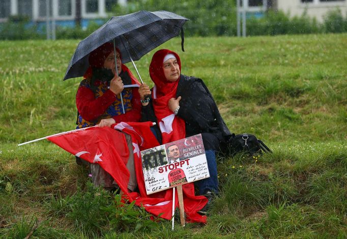 Demonstrace v Kolíně nad Rýnem na podporu tureckého prezidenta Recepa Erdogana