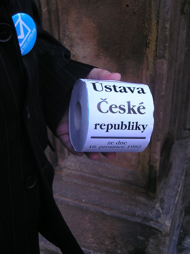 Strana Věci veřejné rozdává před sněmovnou toaletní papír