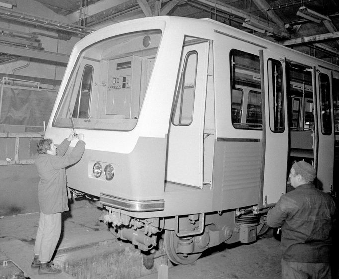 Fotografie z historie výrobního závodu Tatra Smíchov v Praze. Snímek z roku 1971.