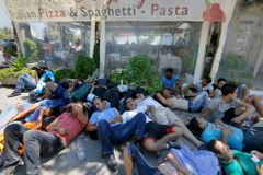 Totální chaos v Řecku. Běžencům začali pomáhat i turisté