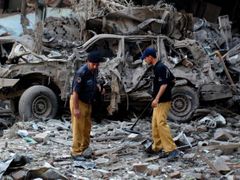 Policisté si prohlížejí místo výbuchu v Péšávaru
