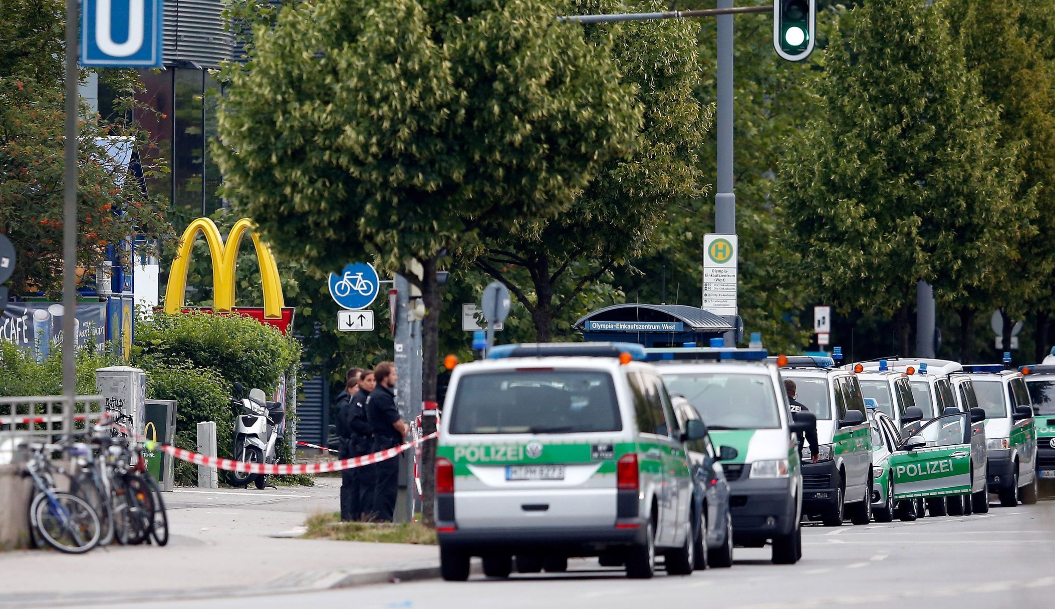 Policie před restaurací McDonald's v Mnichově
