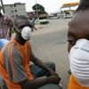 Protest proti uložení odpadu v Abidžanu na Pobřeží Slonoviny