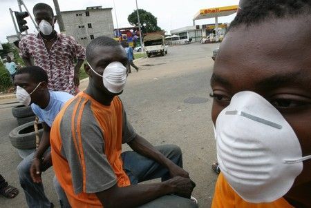 Protest proti uložení odpadu v Abidžanu na Pobřeží Slonoviny