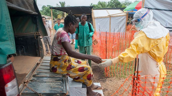 Foto: Žena proti ebole. Dva dny marného boje
