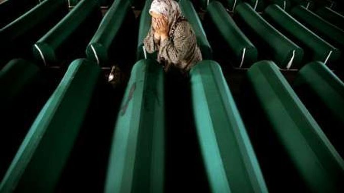 Bosenská muslimka pláče nad rakví svého syna Muja. On a dalších 609 obětí masakru ve Srebrenici čekali na pohřeb 10 let. Jejich těla byla nalezena v masových hrobech kolem města. (archivní snímek)