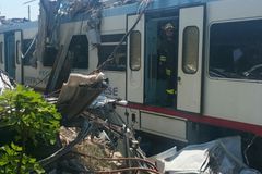 Vlakové neštěstí na jihu Itálie zavinilo nejspíš lidské selhání, počet obětí vzrostl na 27
