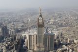 Mecca Royal Hotel Clock Tower (Meka, 601 metrů) připomíná svým vzhledem londýnský Big Ben. Ciferník hodin umístěných pod vrcholem má průměr 43 metrů.