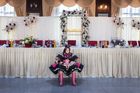 Opuštěná a unavená nevěsta Adina Prodan ve svatebním sále v obci Racsa. Většina svatebčanů se vyhrnula ven na parkoviště, aby přivítali slavného zpěváka z jižního Rumunska.