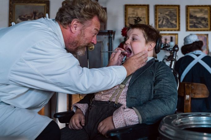 Maroš Kramár jako zubař Druml v pohádkovém filmu Cukrkandl.