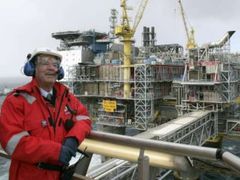 Rakouský prezident Heinz Fischer pózuje u ropné plošiny,kterou si prohlédl během návštěvy Norska.