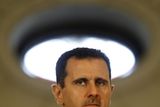10. listopad 2010. Tehdy si syrský prezident Bašár Asad vleklé problémy nepřipouštěl. Snímek je z Bukurešti, kde navštívil svůj rumunský protějšek.
Bašár Asad vládne Sýrii od roku 2000, nastoupil po svém otci Háfizovi.