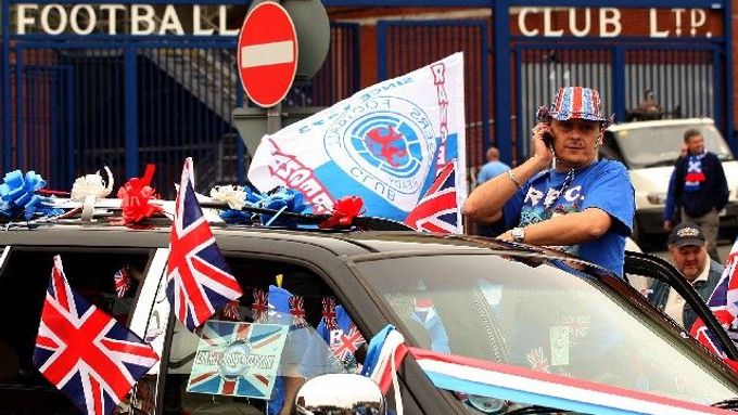 Fanousci Glasgow Rangers vyrážejí na finále Poháru UEFA do Manchesteru, kde se utkají o titul se Zenitem Petrohrad.