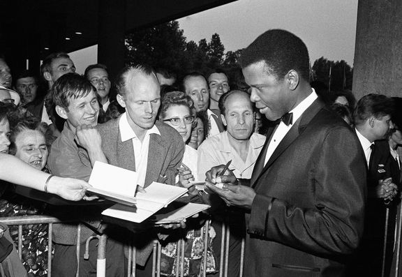 Sidney Poitier rozdává autogramy na festivalu Berlinale, 1964.