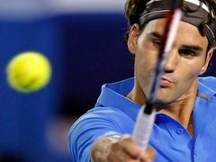 Šcýcar Roger Federer se soustředí na míč během utkání Australian Open se Srbem Tipsarevičem.