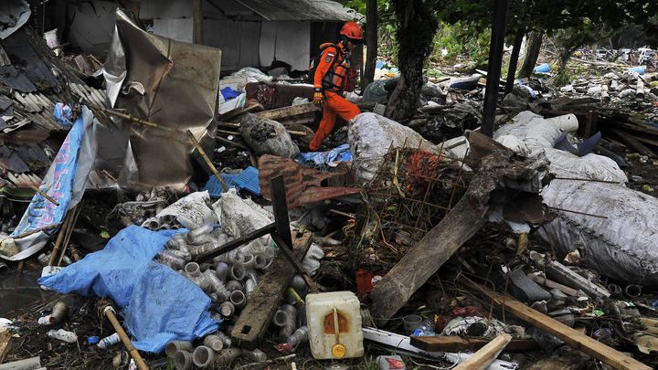 Obětí dál přibývá. Tsunami v Indonésii zabila 429 lidí, desítky osob se pohřešují