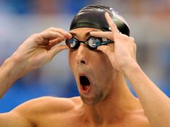 Plavání. Američan Michale Phelps si nasazuje brýle před semifinále na 200 metrů polohovým způsobem, které samozřejmě vyhrál.