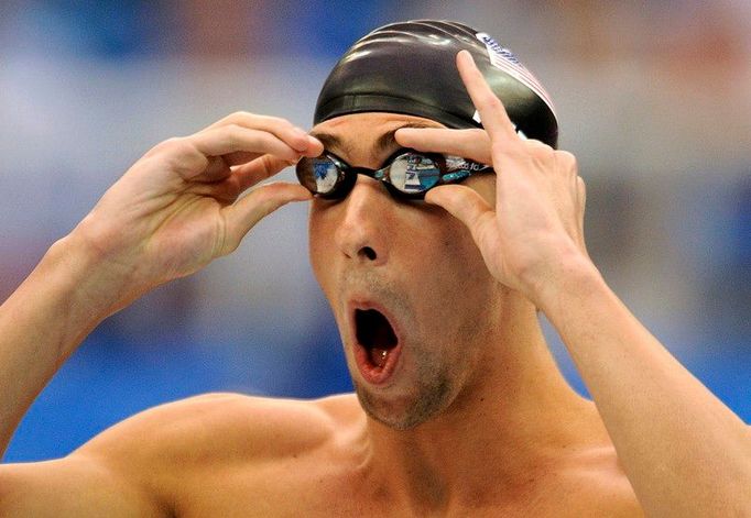 Plavání. Američan Michale Phelps si nasazuje brýle před semifinále na 200 metrů polohovým způsobem, které samozřejmě vyhrál.