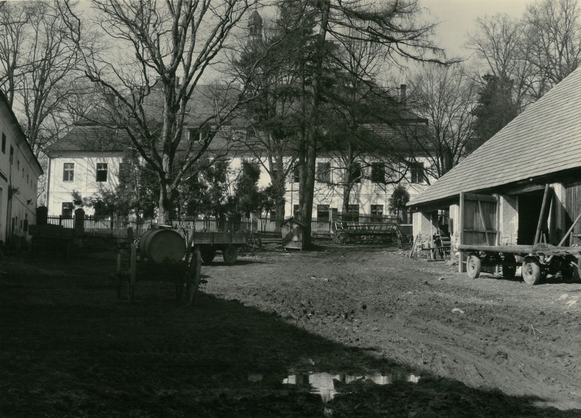 Archivní foto - Zámek a obec Těchobuz