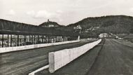 Tvůrci návrhu neměli při práci k dispozici žádné podrobné plány zahraničních tratí. Navštívili sice slavné německé okruhy Hockenheim a Nürburgring, ale při projektování vycházeli prakticky jen z předpisů FIA a FIM, z odborných článků a televizních záznamů.