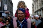 Londýnem v sobotu duněly demonstrace. Nová brexitová dohoda se podle organizátorů nepodobá tomu, co bylo lidem slíbeno, takže by si veřejnost zasloužila novou možnost, aby se mohla vyjádřit.