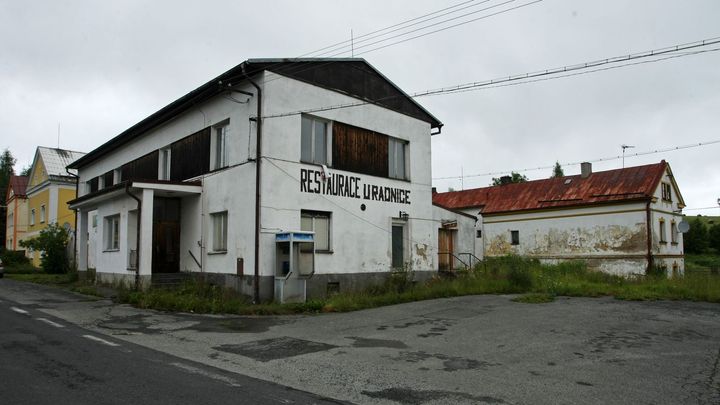 Obce se rychle zadlužují, hrozí jim povinné škrty. Problémy se splácením mají i kraje