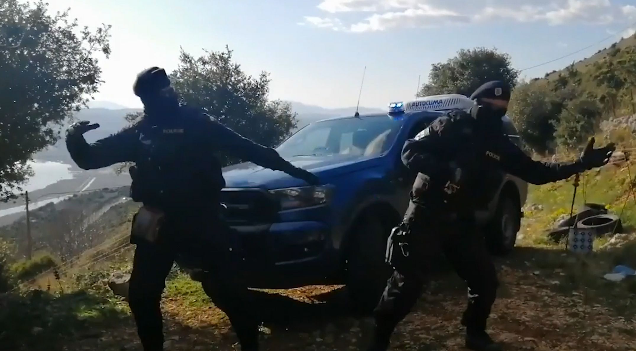 Policisté tančí ve videu, v kterém nabádají lidi k odstupům v době koronaviru.