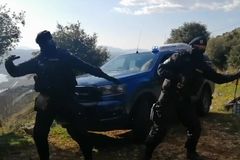 Čeští policisté pobavili koronavirovým tancem. Radí, jak se chránit a mýt si ruce