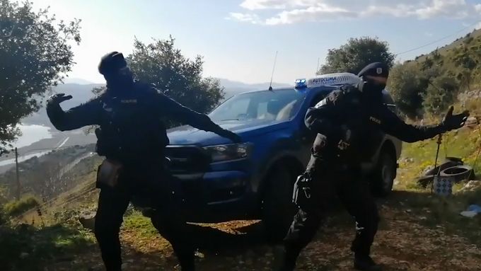 Policisté tančí ve videoklipu. Nabádají Čechy, jak udržovat odstup v době koronaviru.
