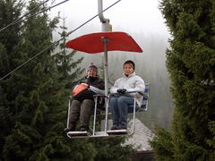 Navzdory mrholení a nízkým mrakům, tyto dvě polské turistky se na deset minut dlouhou jízdu do nadmořské výšky 1354 metrů vydaly. Co jiného dělat v horách bez sněhu?