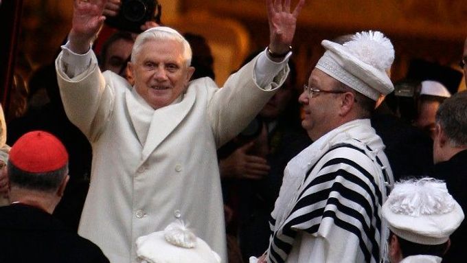 Benedikt XVI. při své návstěvě v největší římské synagoze, 17. ledna 2010.