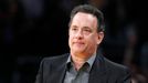 Celebrity na basketbalovém zápase fandí Los Angeles Lakers - Tom Hanks