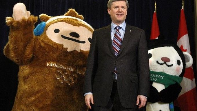 Kanadský premiér Stephen Harper (uprostřed) s olympijskými maskoty Quatchim (vlevo) a Migou na půdě kanadského parlamentu.