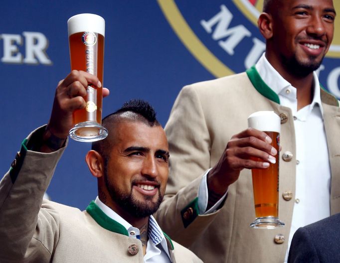 Arturo Vidal pózuje s pivem Paulaner