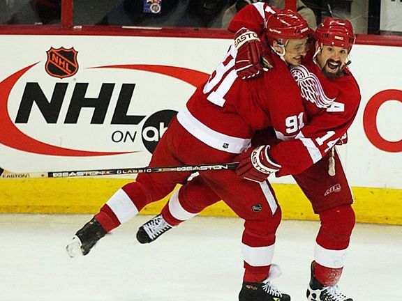 Fjodorov a Brendan Shanahan při oslavě. S nimi, Yzermanem nebo Lidströmem byli Red Wings na přelomu 90. a nultých let těžko zastavitelnou mašinou.