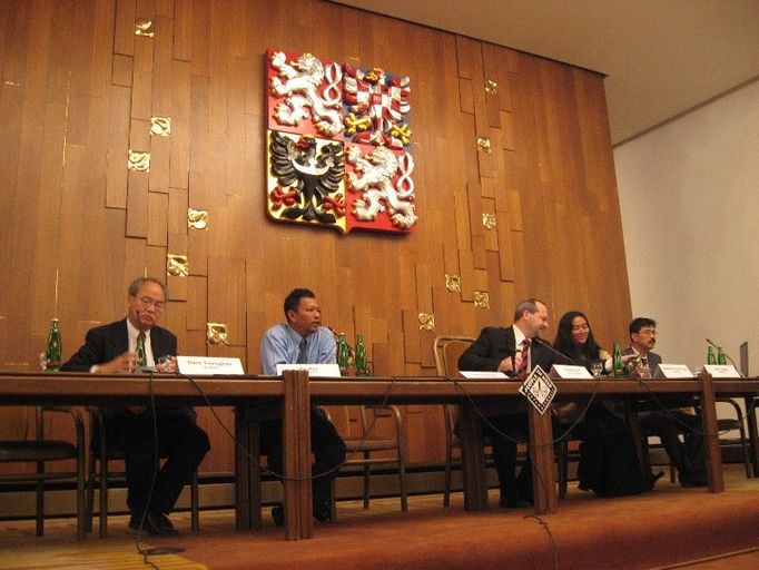 From left to right: Harn Yawnghwe, Director of Euro-Burma Office in Belgium, Bo Kyi, Joint Secretary of the Association for Political prisoners based in Thailand, Czech MP Tomáš Dub, Nang Hseng Noung of Women´s League of Burma based in Thailand and Soe Aung, Deputy Chairperson of the Foreign Affairs Committee, National Council of the Union of Burma, based in Thailand