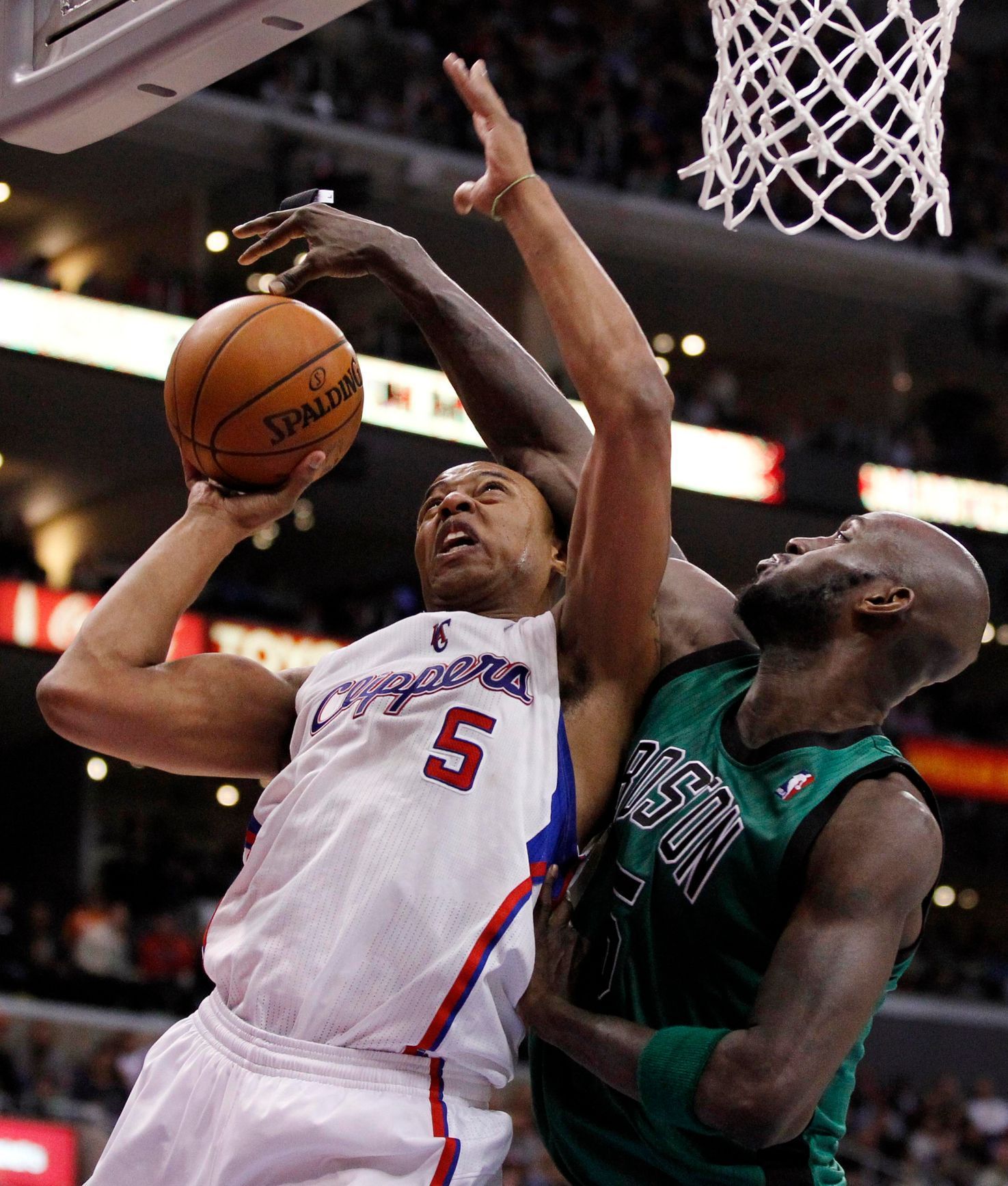 Basketbalista LA Clippers je bráněn bostonským Kevinem Garnettem