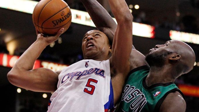 Basketbalista LA Clippers je bráněn bostonským Kevinem Garnettem