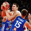 basketbal, MS 2019, Česko - Srbsko, Nikola Jokič a Martin Peterka