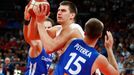 basketbal, MS 2019, Česko - Srbsko, Nikola Jokič a Martin Peterka