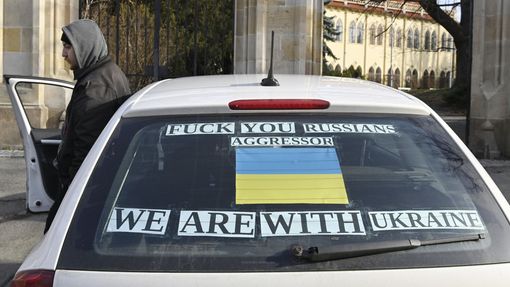 Automobil s hesly na podporu Ukrajiny zaparkovaný 24. února 2022 u budovy ruského velvyslanectví v Praze.
