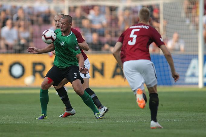 5. kolo fotbalové FORTUNA:LIGY, Sparta - Příbram: Semih Kaya brání Miroslava Slepičku z Příbrami.