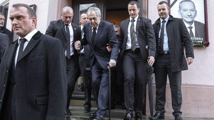 Inspekce zadržela dva členy Zemanovy ochranky, jsou podezřelí z krádeže nábojů