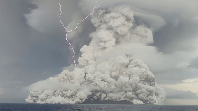 Výbuch sopky na tichomořském souostroví Tonga vyvolal tsunami.