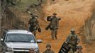 Law enforcement personnel walk away from the perimeter of the scene of a shooting and hostage taking in Midland City, Alabama, January 30, 2013. A gunman boarded an Alabama school bus ferrying children home from school on Tuesday and fatally shot the driver before fleeing with a young child and holing up in an underground bunker, Alabama media reported. Sheriff's officials confirmed that one person had been killed in a shooting involving a school bus in Alabama's Dale County but gave scant details other than to say that a child was present at the scene in Midland City. REUTERS/Phil Sears (UNITED STATES - Tags: CRIME LAW) Published: Led. 30, 2013, 10:54 odp.