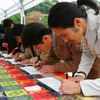 Lidé podepisují knihy japonské princezně Sajako