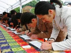 Lidé podepisují knihy se vzkazy japonské princezně Sajako, která se v úterý vdávala.