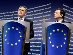 José Manuel Barroso (vpravo) a britský premiér Gordon Brown. Podle Browna se pozice Británie nemění