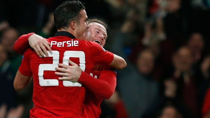 Robin van Persie a Wayne Rooney slaví postup přes Olympiakos Pireus.